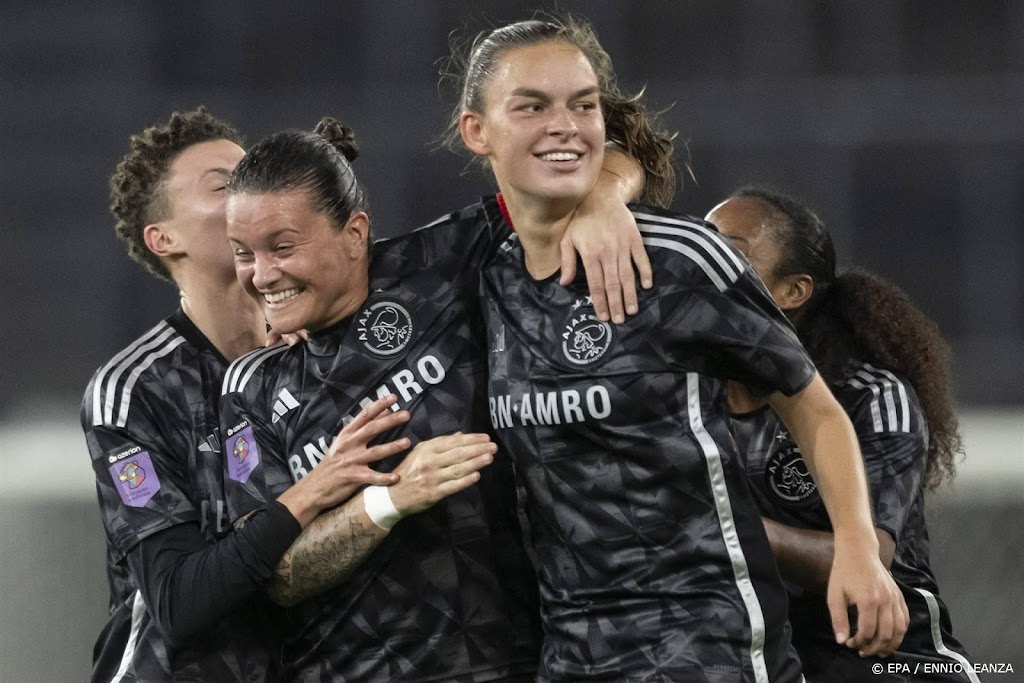 Hattrick Leuchter helpt Ajax-vrouwen richting Champions League