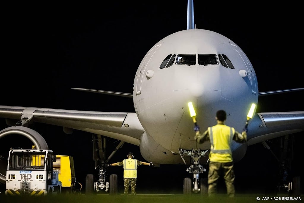 Legervliegtuig met gerepatrieerde Nederlanders uit Israël geland