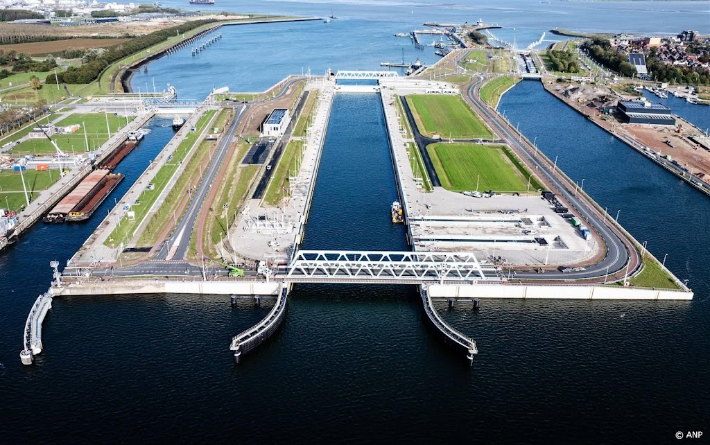 Koning Willem-Alexander en koning Filip openen Nieuwe Sluis