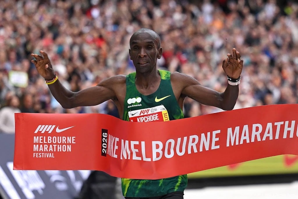 Kipchoge (41) wint marathon van Melbourne in parcoursrecord