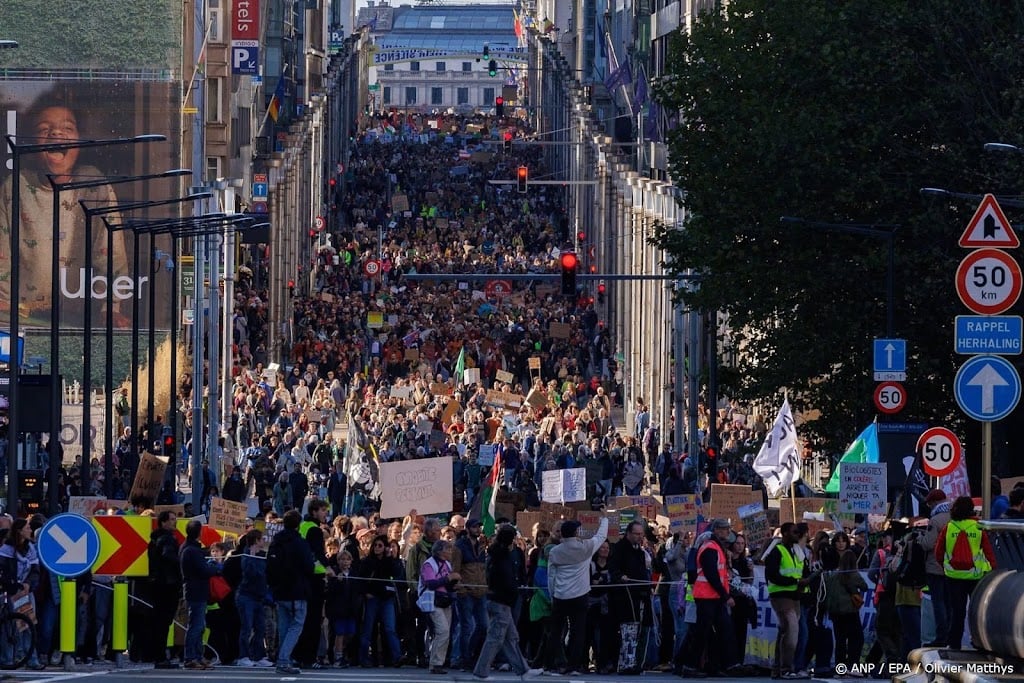 Tienduizenden mensen lopen mee in klimaatmars door Brussel