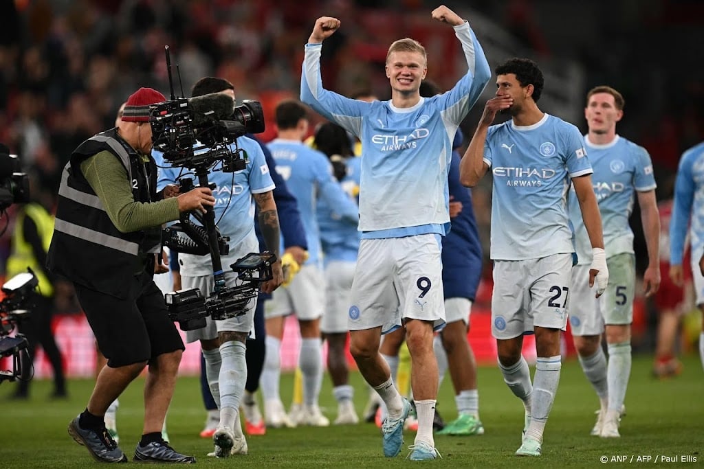 Manchester City wint na rode kaart Gravenberch ruim bij Liverpool