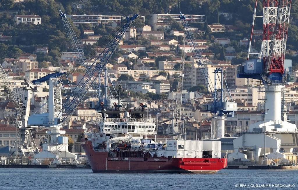 Door Italië geweigerd migrantenschip aangemeerd in Frans Toulon