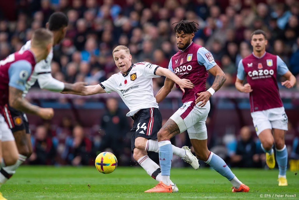 Trainer Ten Hag van United nog niet tevreden over Van de Beek
