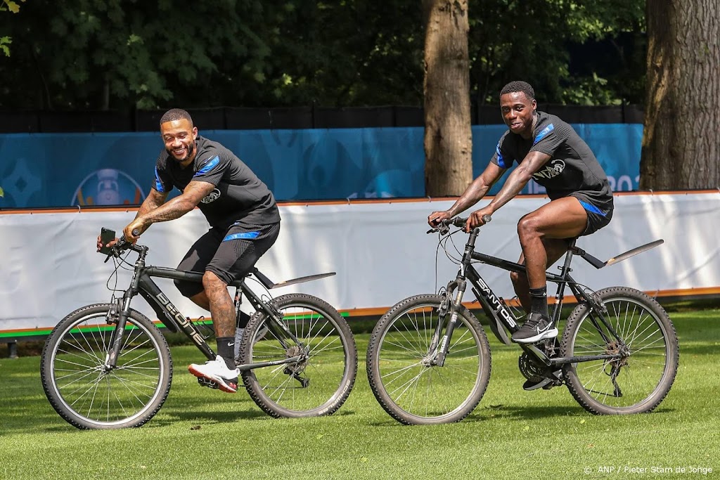Depay neemt vlak voor WK nummer op met Promes en rapformatie SFB