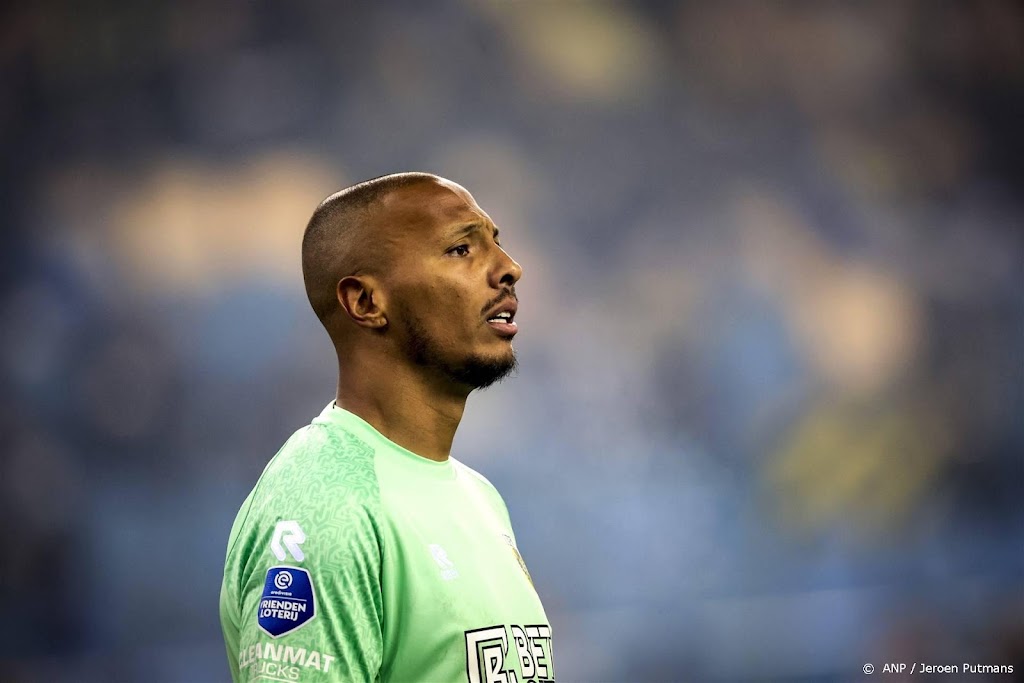 Doelman Room staat achter zijn trainer Cocu bij Vitesse