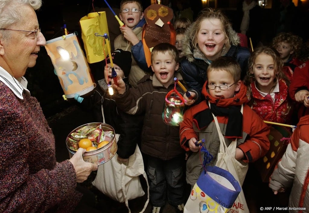 Kinderen met lampion en dikke jas langs de deur voor Sint-Maarten