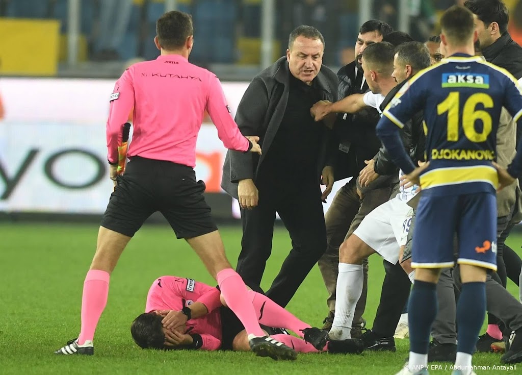 Ruim 3 jaar cel Turkse voetbalbaas na neerslaan scheidsrechter 