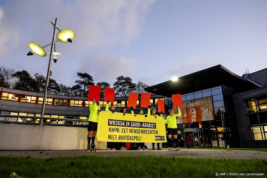 Korte protestactie Amnesty bij KNVB tegen WK in Saudi-Arabië