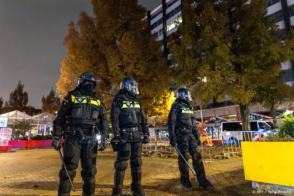 Honderden jongeren op straat in Amsterdam-West, ME aanwezig