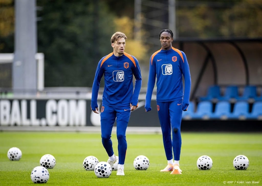 Spits Emegha traint mee bij Oranje, Weghorst ontbreekt op veld