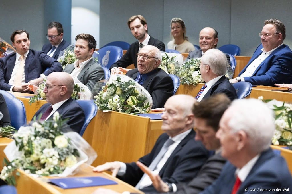Bloemen en speeches voor zeventig vertrekkende Kamerleden