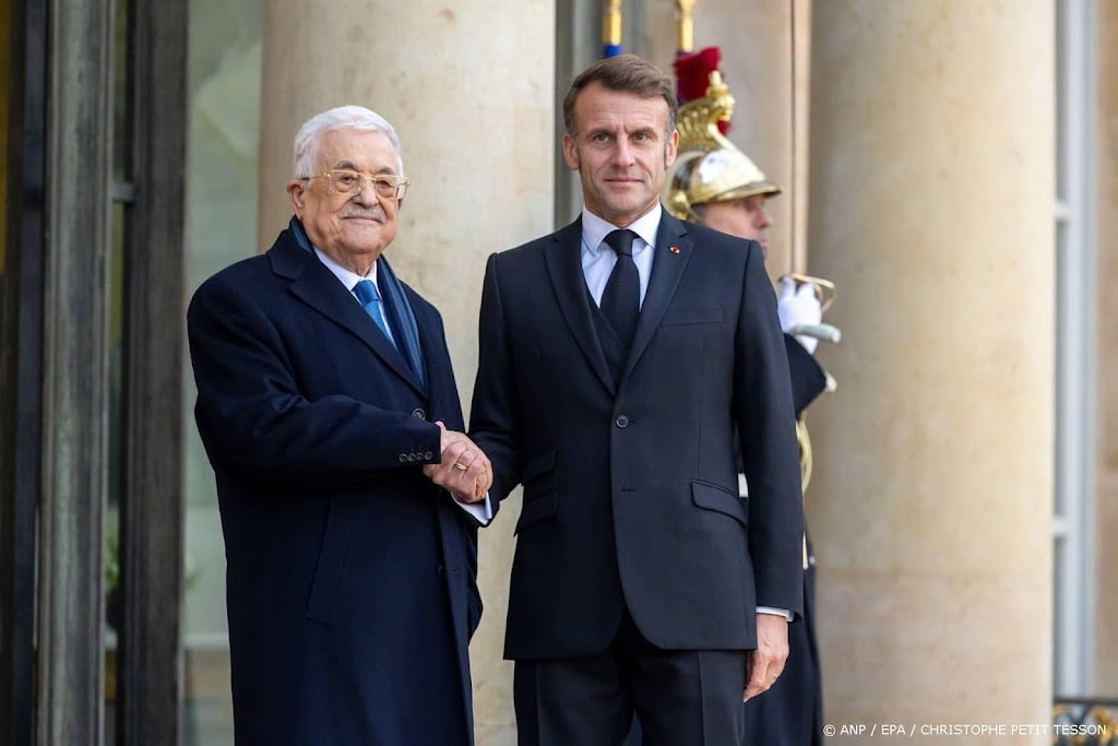 Macron ontvangt Abbas, Israël boos