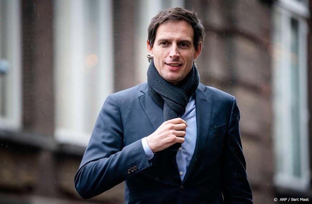 Hoekstra noemt coronasceptici 'politieke relschoppers'