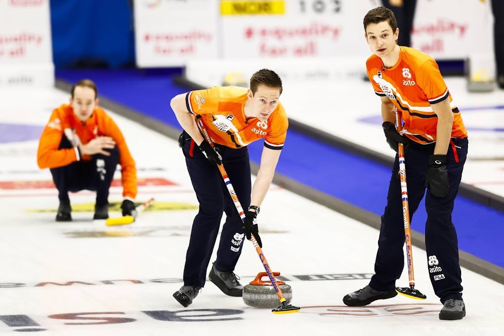 Curlingmannen beginnen OKT met nederlaag tegen Denemarken