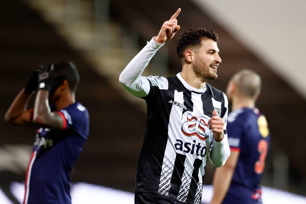 Aanvaller Bakis leidt Heracles met hattrick langs FC Emmen 