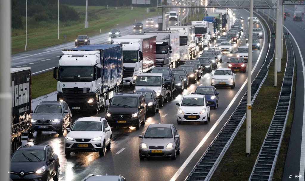 Drukke ochtendspits in zuiden van Nederland waar het hard regent