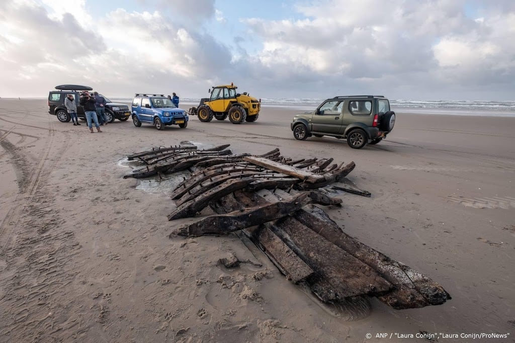 Oud scheepswrak op strand Terschelling aangespoeld