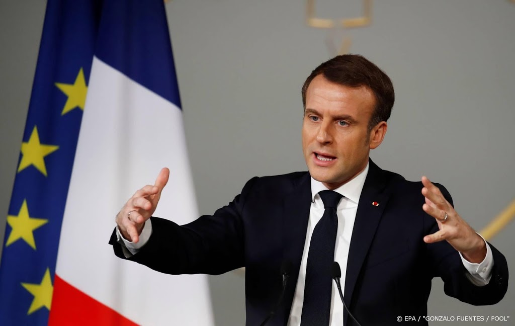 Macron verdedigt tiener die wordt bedreigd om islamkritiek