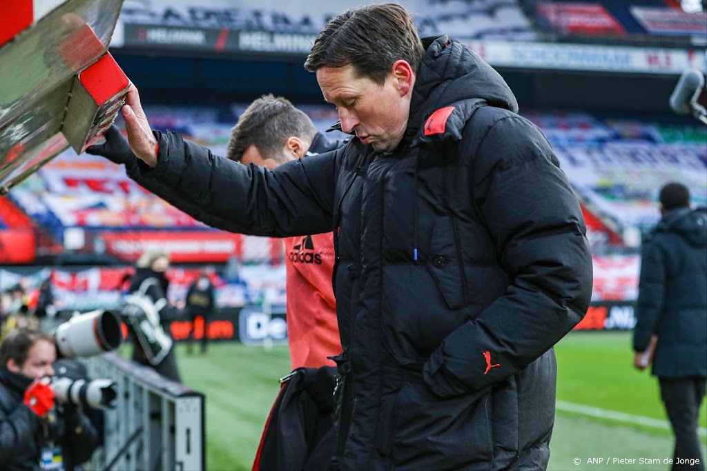 PSV-trainer Schmidt pleit voor afschaffen van VAR