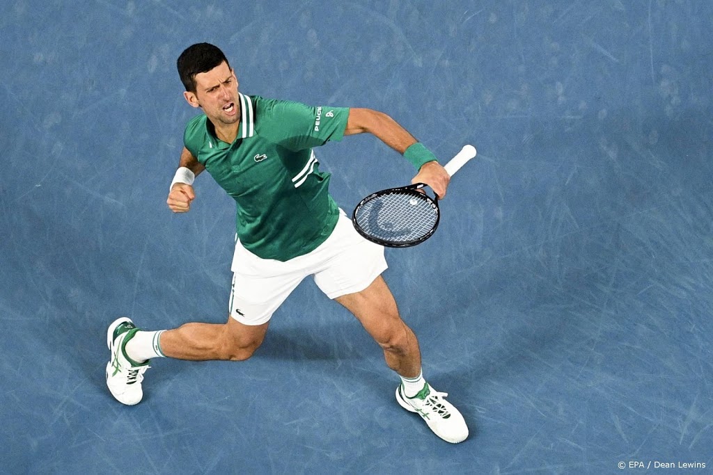 Geblesseerde Djokovic ontsnapt voor lege tribunes aan 'exit'