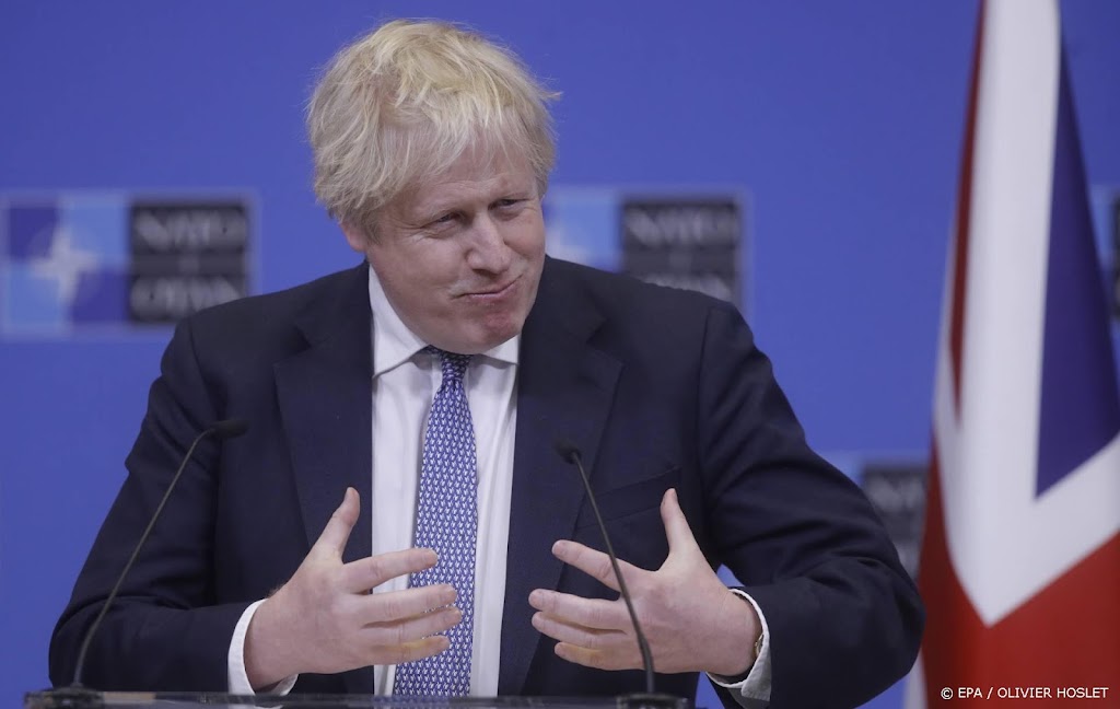 Premier Johnson gaat vragenlijst politie over partygate invullen