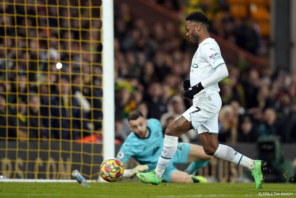 Sterling helpt koploper Manchester City met hattrick aan winst