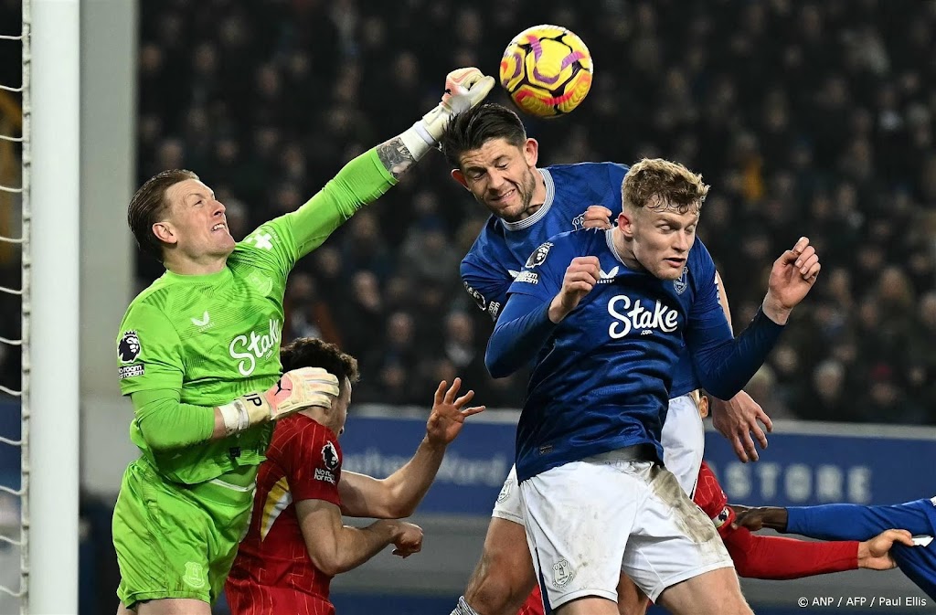 Liverpool verspeelt punten in derby, rood voor Slot  