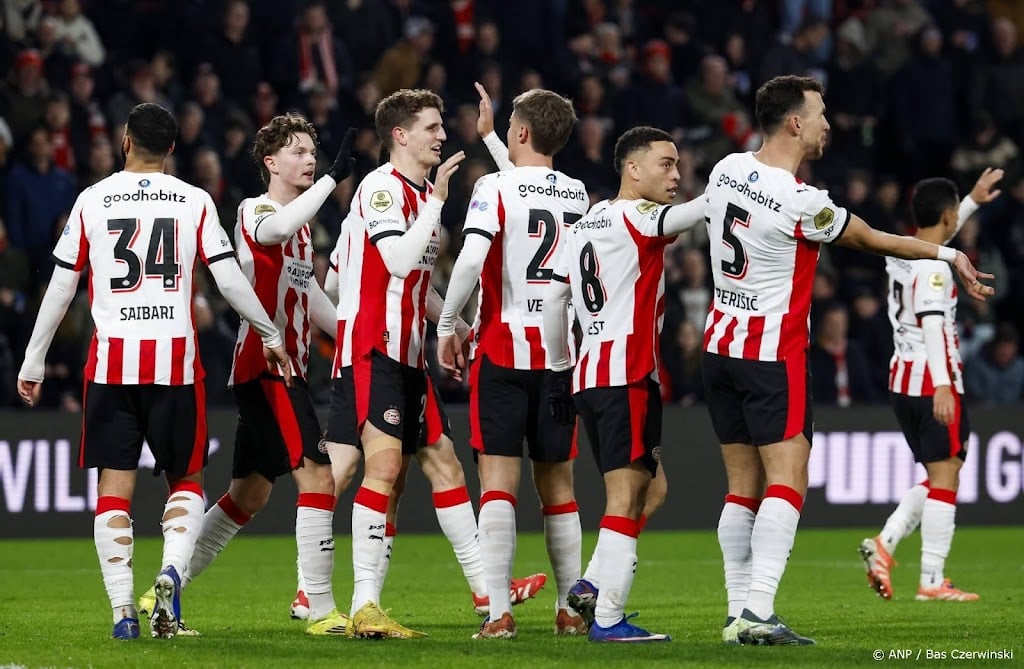 Trainer Bosz vreest griep bij carnaval vierende PSV'ers