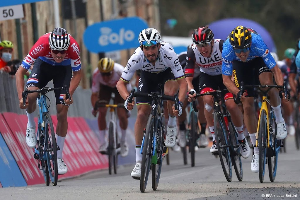 Van der Poel sprint naar zege in derde rit Tirreno