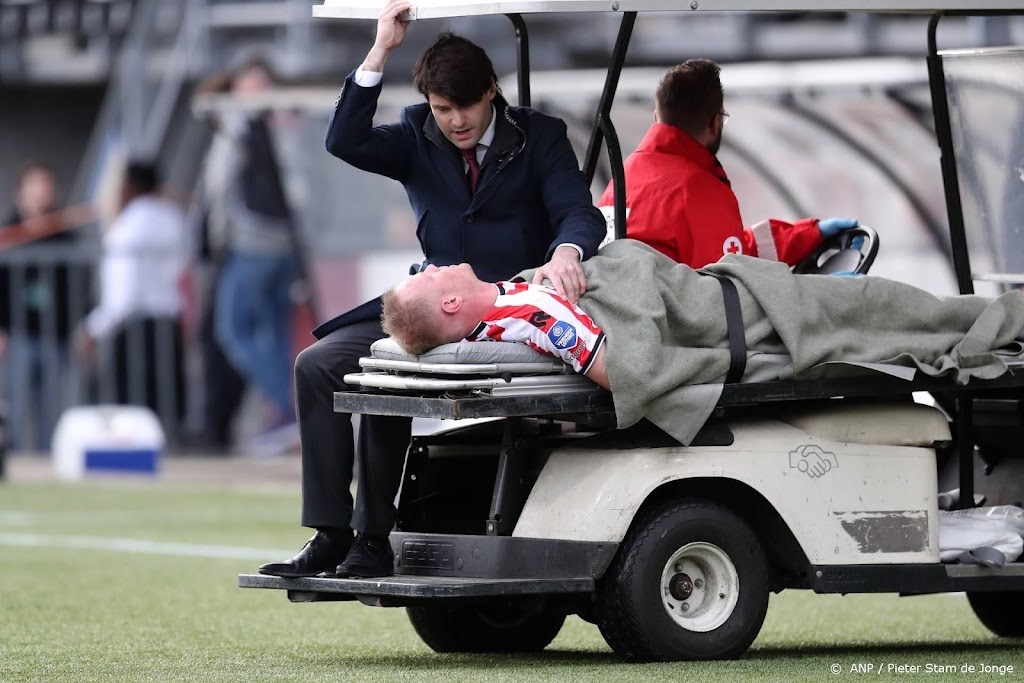 Verdediger Beugelsdijk met hersenschudding naar ziekenhuis