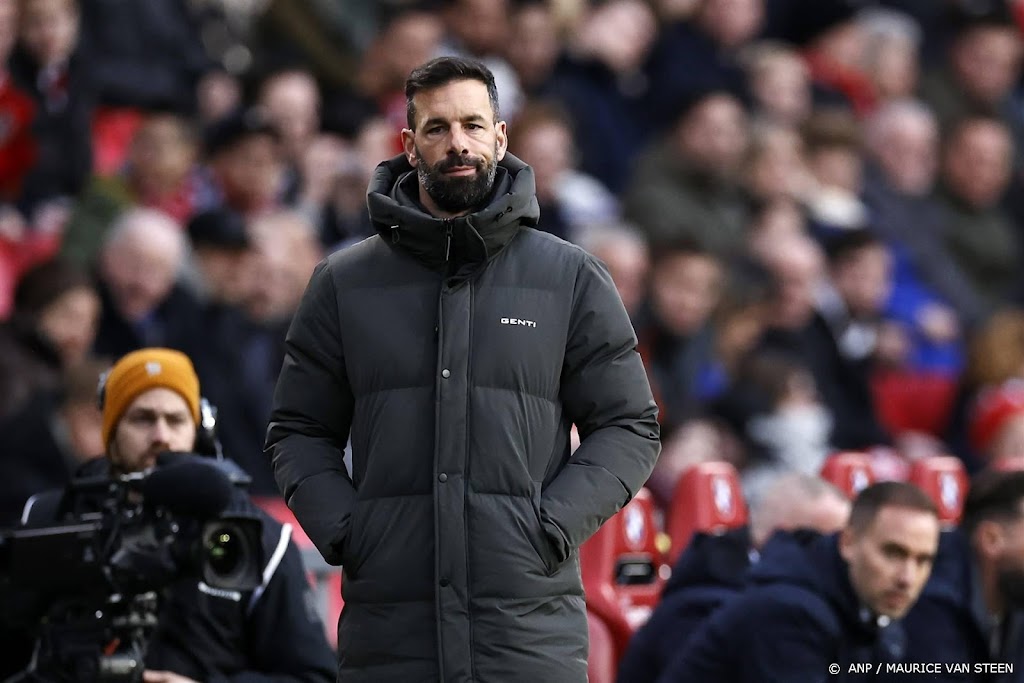 Van Nistelrooij vindt eerste helft tegen Cambuur 'onacceptabel'