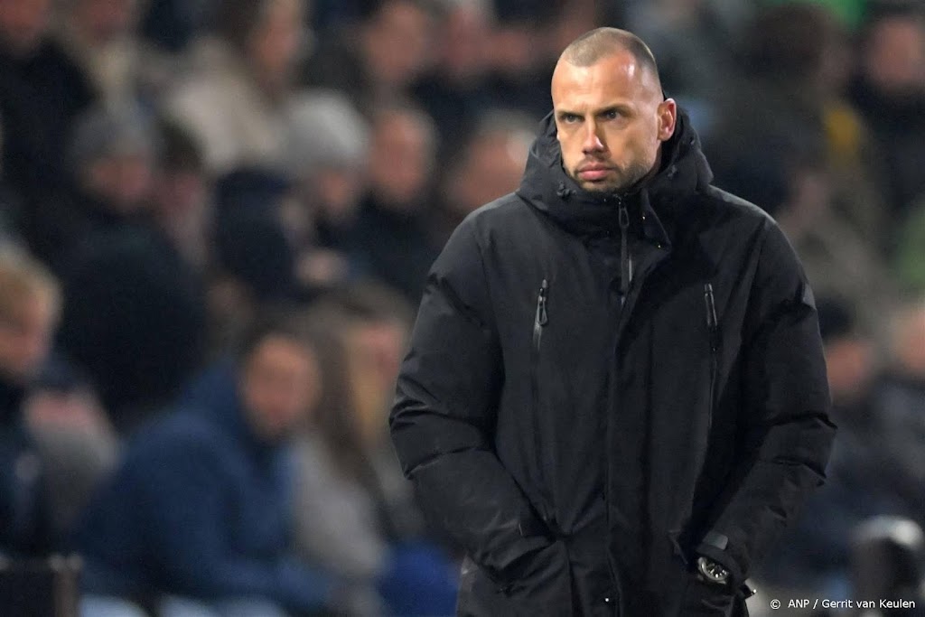 Trainer Heitinga niet blij met gezang van deel aanhang van Ajax 
