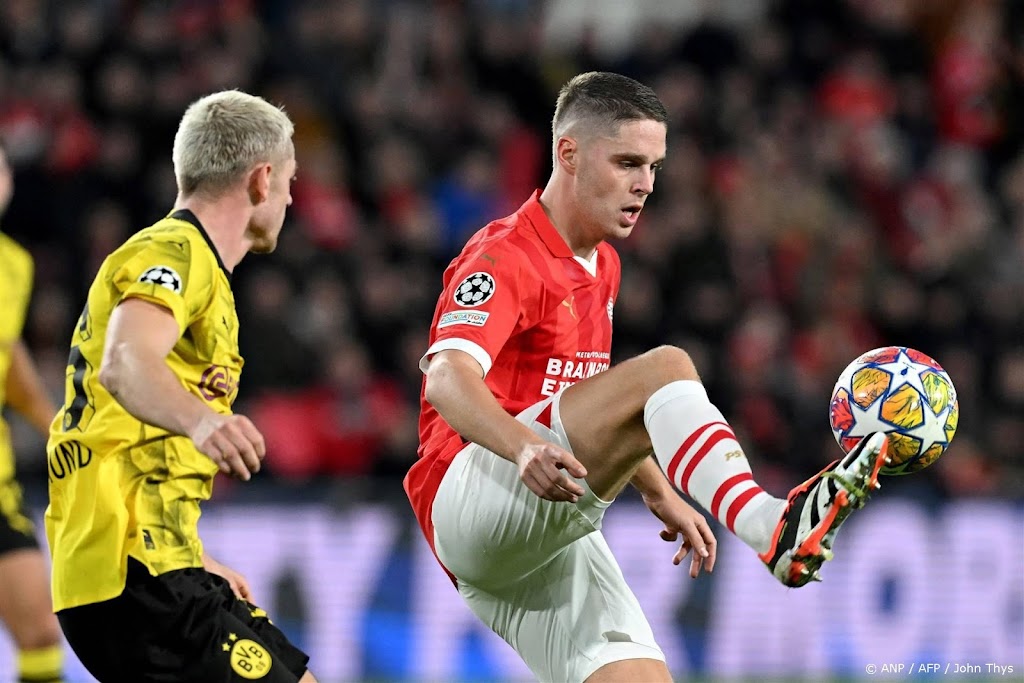 Middenvelder Veerman met PSV mee naar Dortmund, Saibari ontbreekt