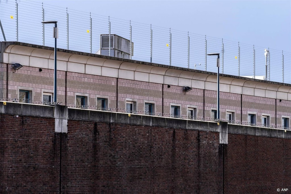 Tientallen aanhangers Duterte bij detentiecentrum Scheveningen 