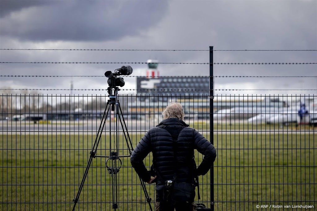 Pers verzamelt op vliegveld Rotterdam voor komst Duterte
