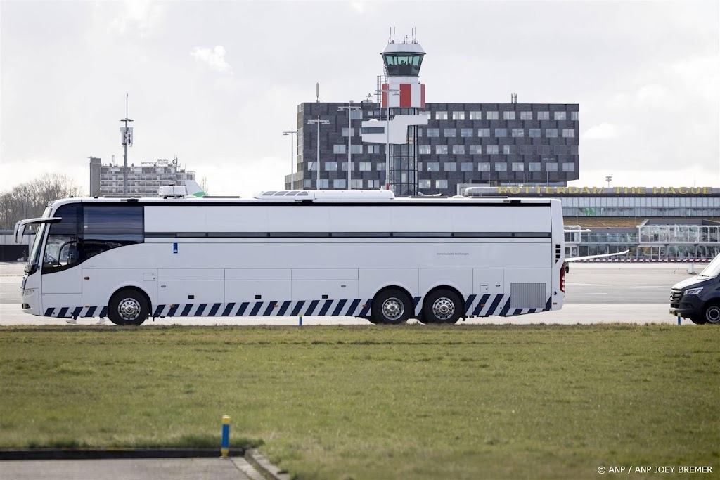 Tiental steunbetuigers Duterte op vliegveld Rotterdam