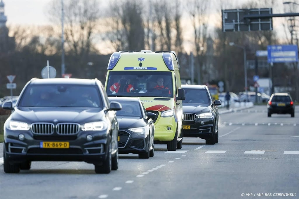 Konvooi met ambulance vertrokken van luchthaven Rotterdam