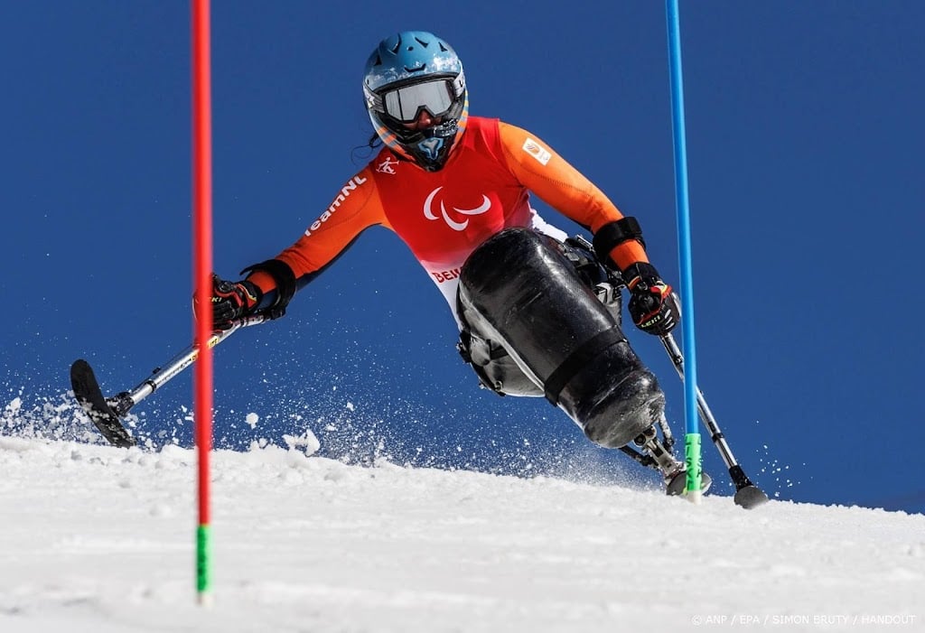 Paraskiesters Van Bergen en Petit naast podium op reuzenslalom