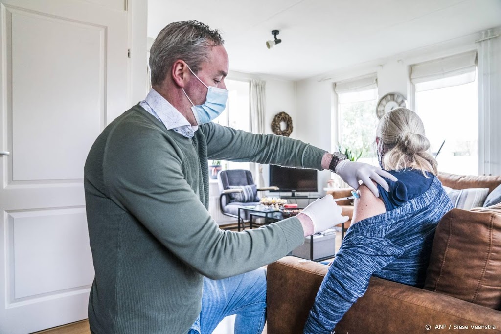 Huisartsen dringen aan: snel vaccin voor risicogroepen onder 60