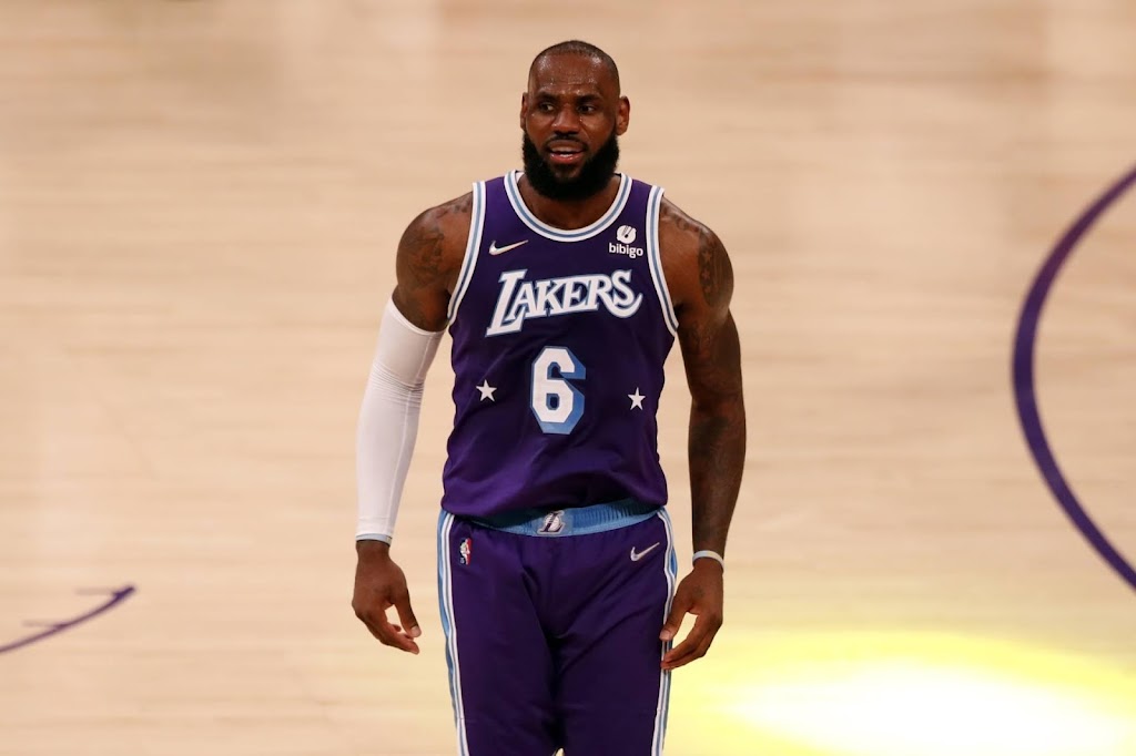LeBron James pleit voor versterking LA Lakers na missen play-offs