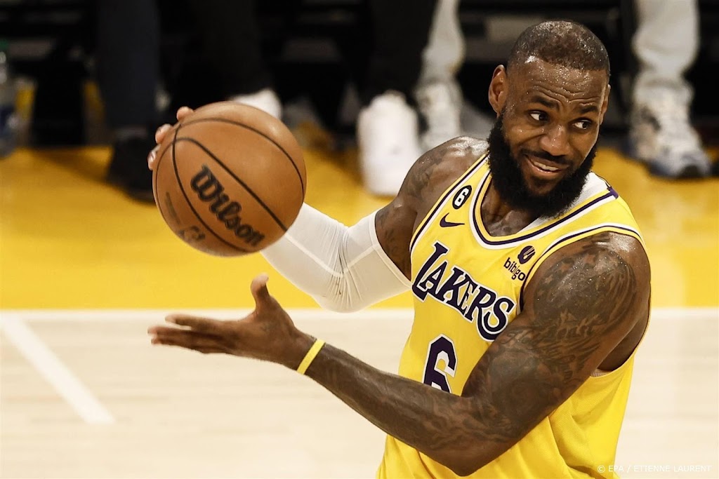 James leidt basketballers Lakers naar play-offs