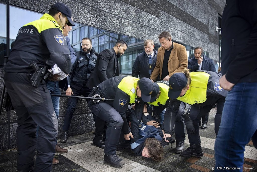 Demonstrant afgevoerd bij bezoek Macron aan UvA