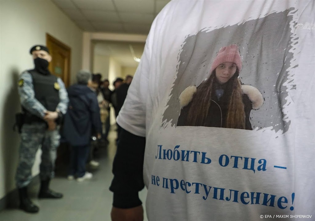 Belarus levert vader van meisje met antioorlogstekening uit
