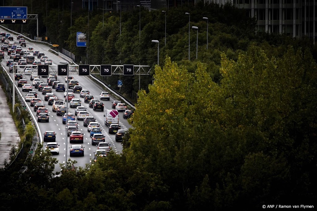 Een gewonde door botsing touringcars en auto op A10