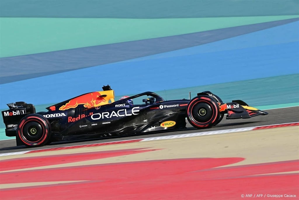 Verstappen ver achter McLaren in derde vrije training Bahrein 