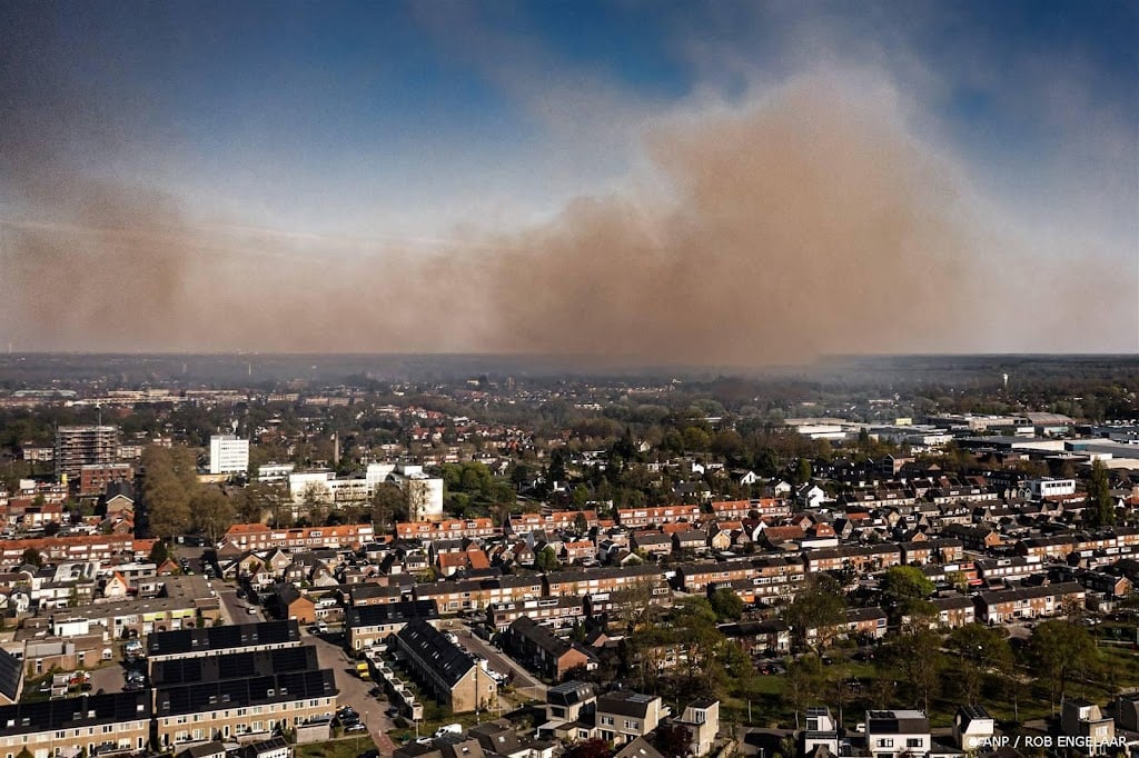 Grote bosbrand bij Drunen, dikke rookwolken te zien in omgeving