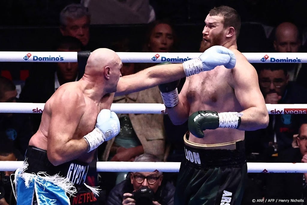 Bokser Fury wint bij rentree van Makhmudov en daagt Joshua uit