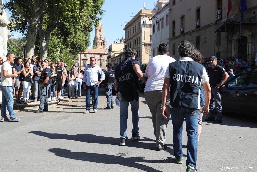 Tientallen arrestaties bij grote actie tegen Cosa Nostra