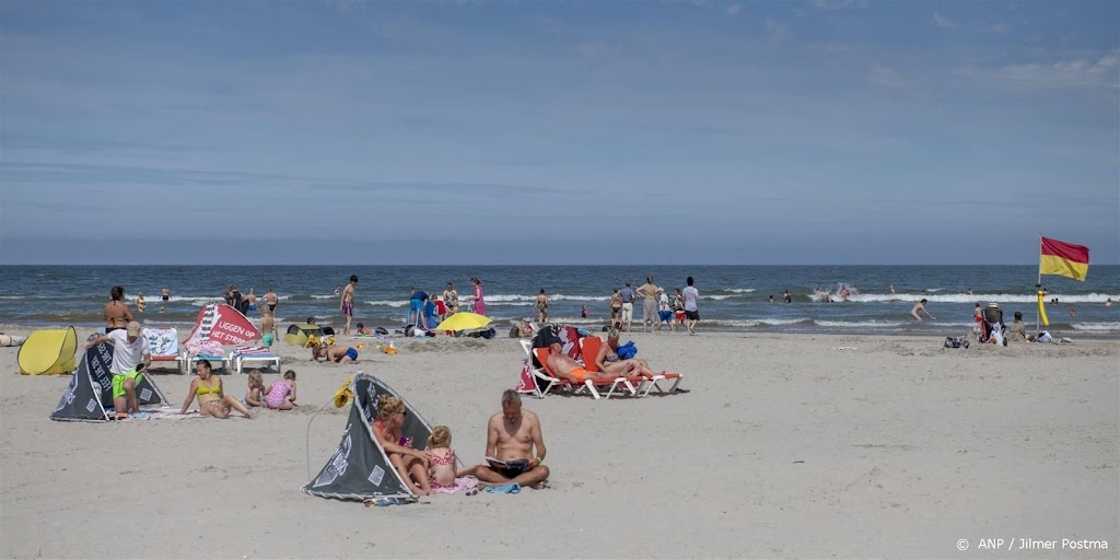 Rijkswaterstaat vult krimpend strand van Ameland weer aan